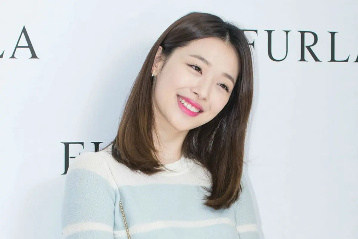 Sulli tak peduli dengan reaksi banyak masyarakat Korea yang menilai fotonya terlalu erotis.