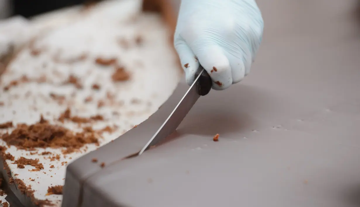 Seorang koki memotong kue cokelat raksasa atau dikenal sebagai Sacher Torte di Ljubljana, Slovenia, Rabu (21/9). Kue cokelat dengan diameter 3,5 meter itu dibagikan kepada warga sekitar. (AFP PHOTO/Jure MAKOVEC)
