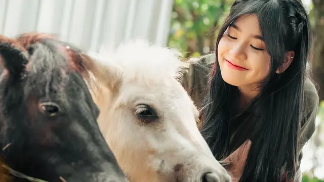 Potret Zee JKT48 Saat Jalani Hobi Berkuda Ini Curi Perhatian