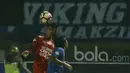 Gelandang Arema FC, Hanif Sjahbandi, duel udara dengan gelandang Persib Bandung, Hariono, pada laga Liga 1 di Stadion GBLA Bandung, Jawa Barat, Sabtu (15/4/2017). (Bola.com/M Iqbal Ichsan)