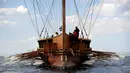 Kapal Olympias saat mengarungi perairan Faliro di Athena, Yunani, Minggu (28/8). Kapal Olympias merupakan rekonstruksi dari Trireme, kapal perang kuno yang pernah digunakan oleh bangsa Fenisia, Yunani Kuno, dan Romawi. (REUTERS/Michalis Karagiannis)