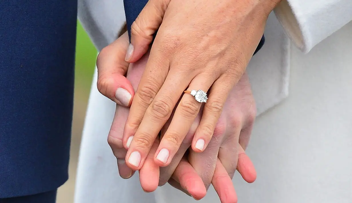 Meghan Markle mengenakan cincin tunangannya yang berasal dari koleksi pribadi Putri Diana. Foto: Vogue.
