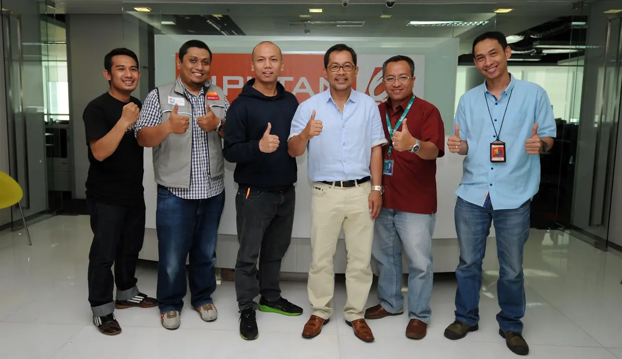 Jelang berlaga di Sea Games 2015, pelatih timnas Indonesia U-23, Aji Santoso berkunjung ke redaksi Liputan6.com di Jakarta, Rabu (27/5/2015). Aji Santoso (keempat kiri) berfoto dengan awak Liputan6.com dan Bola.com. (Liputan6.com/Helmi Fithriansyah)