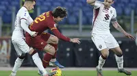 Gelandang AS Roma, Nicolo Zaniolo, berebut bola dengan gelandang Torino, Sasa Lukic, pada laga Serie A Italia di Stadion Olimpico, Roma, Minggu (5/12). Roma kalah 0-2 dari Torino. (AFP/Filippo Monteforte)