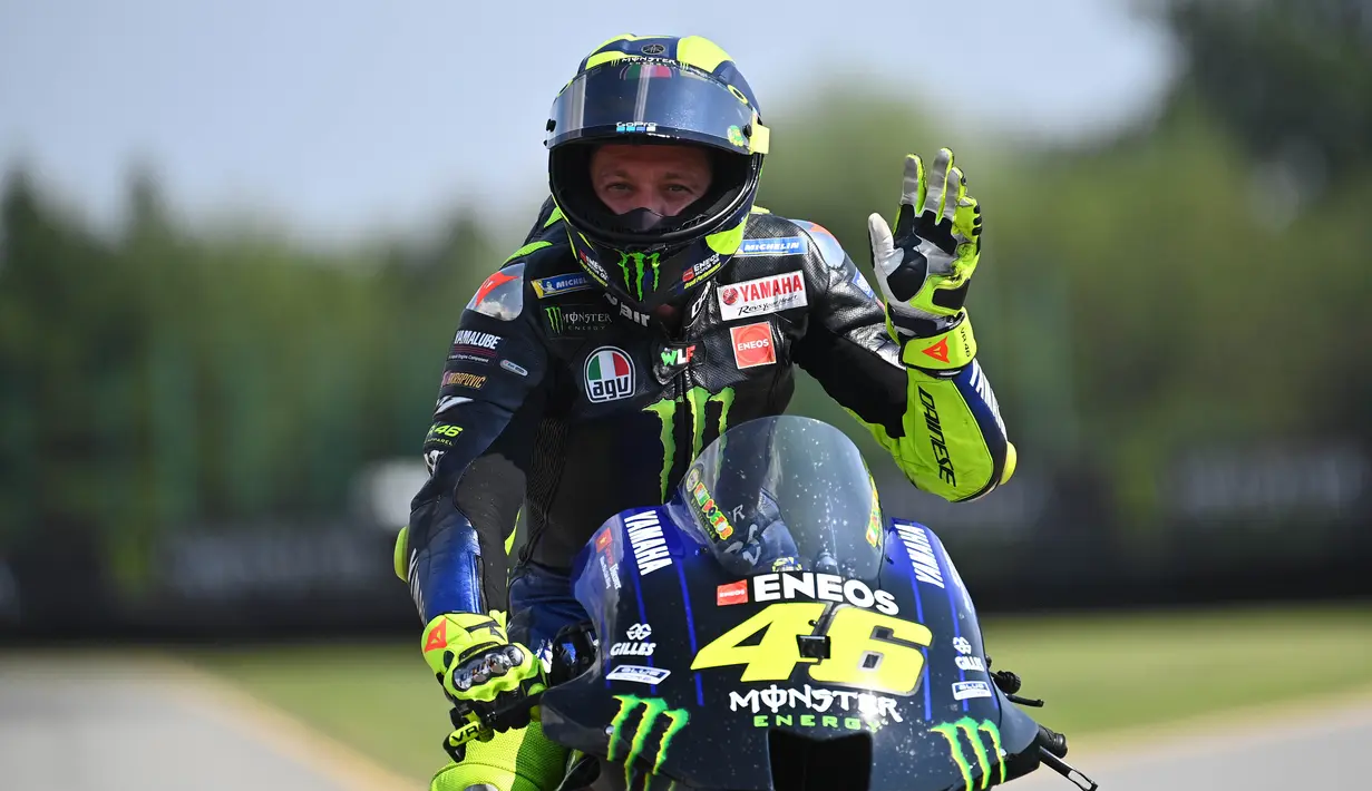 7. Pembalap Monster Energy Yamaha, Valentino Rossi, gagal naik podium pada balapan MotoGP Republik Ceska di Sirkuit Brno, Minggu (9/8/2020). Kegagalan The Doctor itu membuatnya hanya menempati posisi tujuh klasemen dengan 27 poin. (AFP/Joe Klamar)
