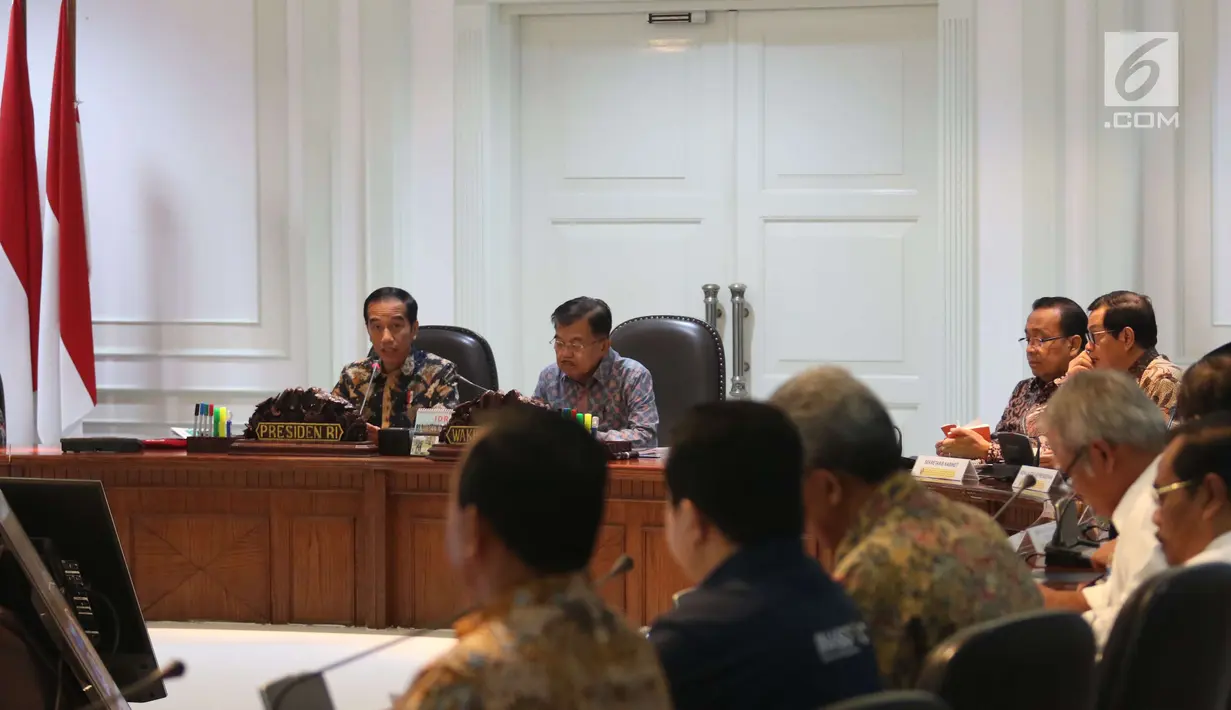 Presiden Joko Widodo didampingi Wapres Jusuf Kalla mengikuti rapat terbatas di Kantor Presiden Jakarta, Senin (28/5). Jokowi ingin memastikan pelaksanaan mulai dari pembukaan pertandingan dan penutupan Asian Games 208. (Liputan6.com/Angga Yuniar)