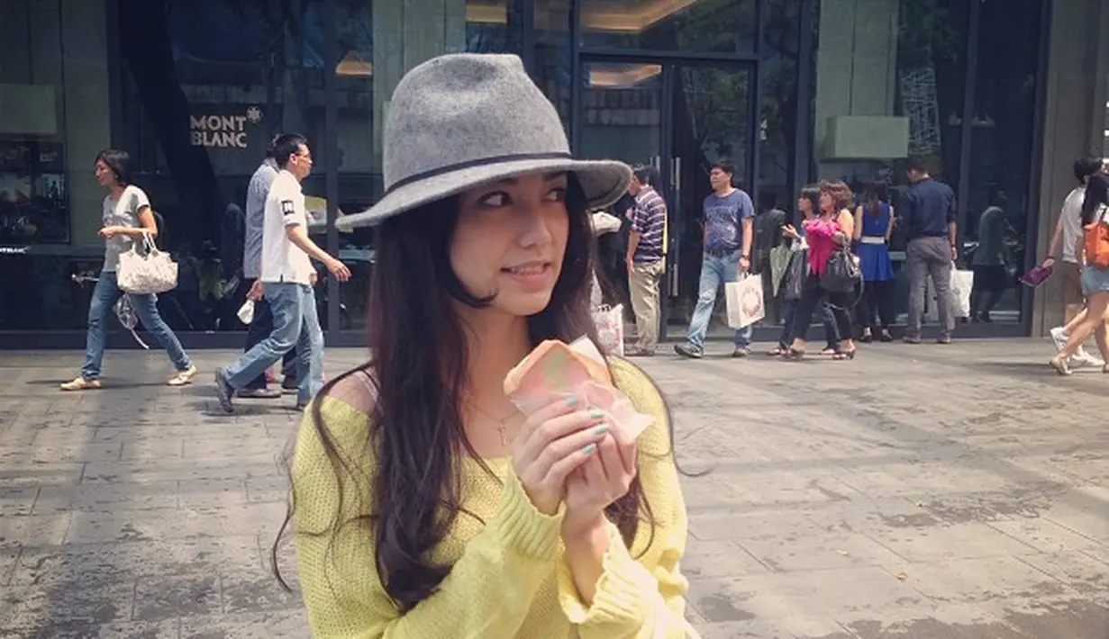 Foto yang diunggah di akun Instagram resminya pada tahun 2013 ini memperlihatkan Velove berambut panjang dengan warna kecokelatan (Foto: Instagram @vaelovexia)