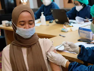 Peserta (vaksinator) mengikuti Vaksinasi Gotong Royong yang digelar Asosiasi Fintech Pendanaan bersama Indonesia (AFPI), di Jakarta, Rabu (28/07/2021). Vaksinasi diikuti pengurus AFPI dan karyawan platform Fintech Pendanaan terdaftar dan berizin OJK. (Liputan6.com/HO/Ading)
