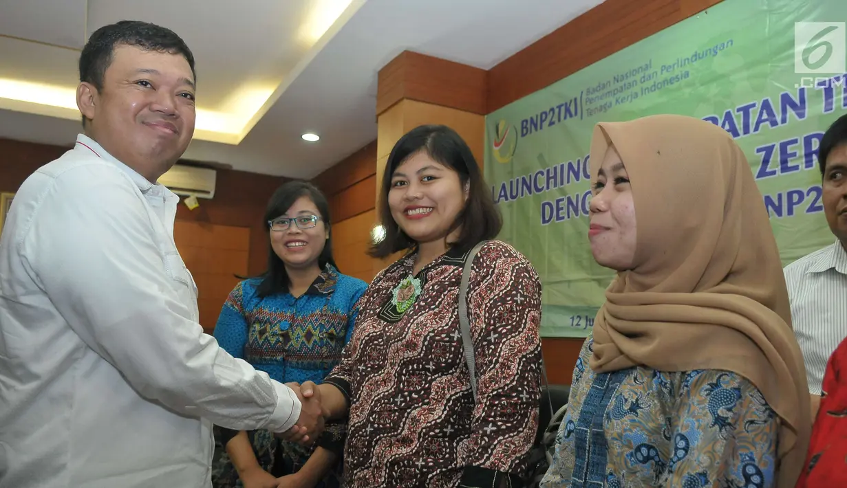 Kepala BNP2TKI, Nusron Wahid menyalami calon TKI yang akan berangkat ke Taiwan, Jakarta, Senin (12/6). Dalam hal ini, Nusron juga melepas secara simbolis penempatan 4 orang TKI Caregiver yang akan langsung berangkat ke Taiwan. (Liputan6.com/Helmi Afandi)