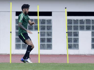 Pemain Timnas Indonesia, Stefano Lilipaly, saat mengikuti sesi latihan terpisah di Stadion Wibawa Mukti, Jawa Barat, Sabtu (3/11). Latihan ini merupakan persiapan jelang Piala AFF 2018. (Bola.com/M Iqbal Ichsan)