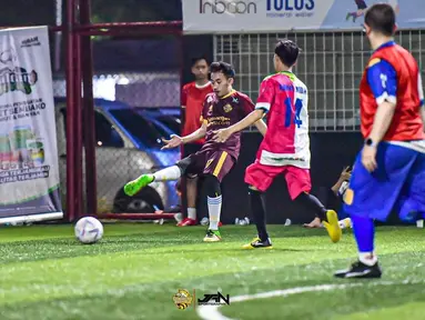 Pemilik nama Syamsuddin Nur Makka ini diam-diam jago bermain sepak bola. Ia membagikan keseruannya saat beraksi di lapangan hijau. Penampilannya pun sukses bikin pangling. Pendakwah ini punya aura yang berbeda ketika sedang menggiring bola. (Liputan6.com/IG/@syam_elmarusy)