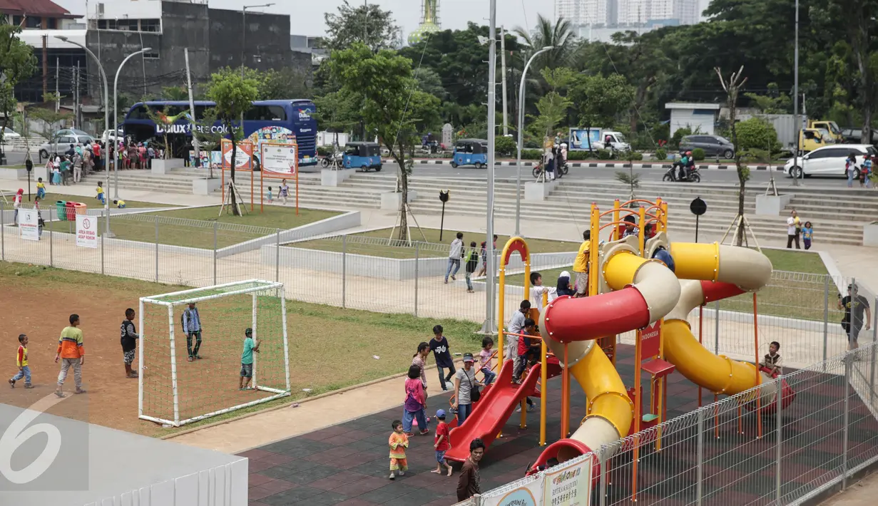 Sejumlah anak bermain di areal RPTRA Kalijodo, Jakarta, Jumat (14/4). Sejumlah warga menghabiskan libur Paskah dengan mengajak putra-putrinya bermain di areal RPTRA Kalijodo. (Liputan6.com/Faizal Fanani)