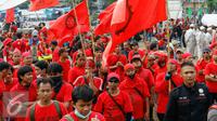 Ratusan buruh menggelar aksi demo di kawasan industri Pulogadung, Jakarta, Selasa (24/11/2015). Buruh menuntut dicabutnya Peraturan Pemerintah No 78 Tahun 2015 tentang Pengupahan. (Liputan6.com/Yoppy Renato)