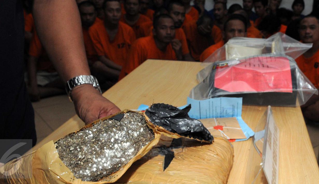 Barang bukti Narkoba jenis ganja saat digelar rilis di Polres Jakarta Timur, Sabtu (6/2). Kasus ini  diungkap dari hasil penelusuran dan pengembangan jaringan Narkoba Berlan dan Matraman. (Liputan6.com/Helmi Afandi)