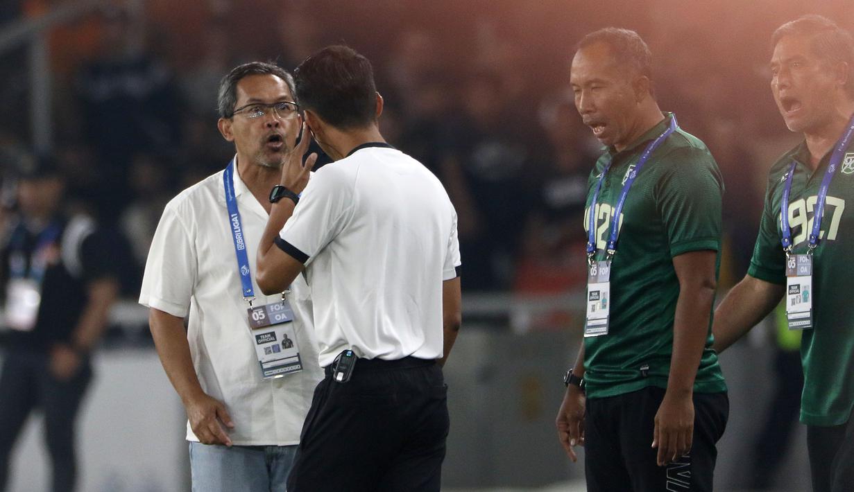 Pelatih Persebaya Surabaya, Aji Santoso (dua kiri), saat melakukan protes kepada asisten wasit dalam pertandingan pekan kelima BRI Liga 1 2023/2024 melawan Persija Jakarta. (Bola.com/Ikhwan Yanuar)
