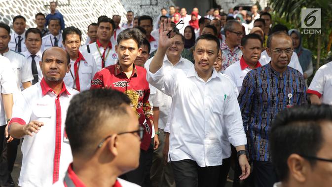 Menpora Imam Nahrawi menyapa stafnya usai rapat perpisahan terkait pengunduran dirinya dari jabatan Menteri Pemuda dan Olahraga di Gedung Kemenpora, Jakarta, Kamis (19/9/2019). Sebelumnya, KPK menetapkan Imam Nahrawi sebagai tersangka kasus suap dana hibah KONI. (Liputan6.com/Helmi Fithriansyah)