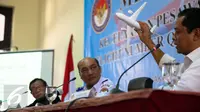 Plt Kasubkom Investigasi Kecelakaan Penerbangan KNKT Nurcahyo Utomo menyampaikan keterangan kepada wartawan dalam konferensi pers investigasi Air Asia PK-AXC di Jakarta, Selasa (1/12). (Liputan6.com/Faizal Fanani)