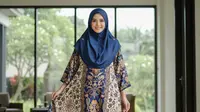 Model Baju Batik Satin Syari dengan Potongan Longgar/Gemini AI