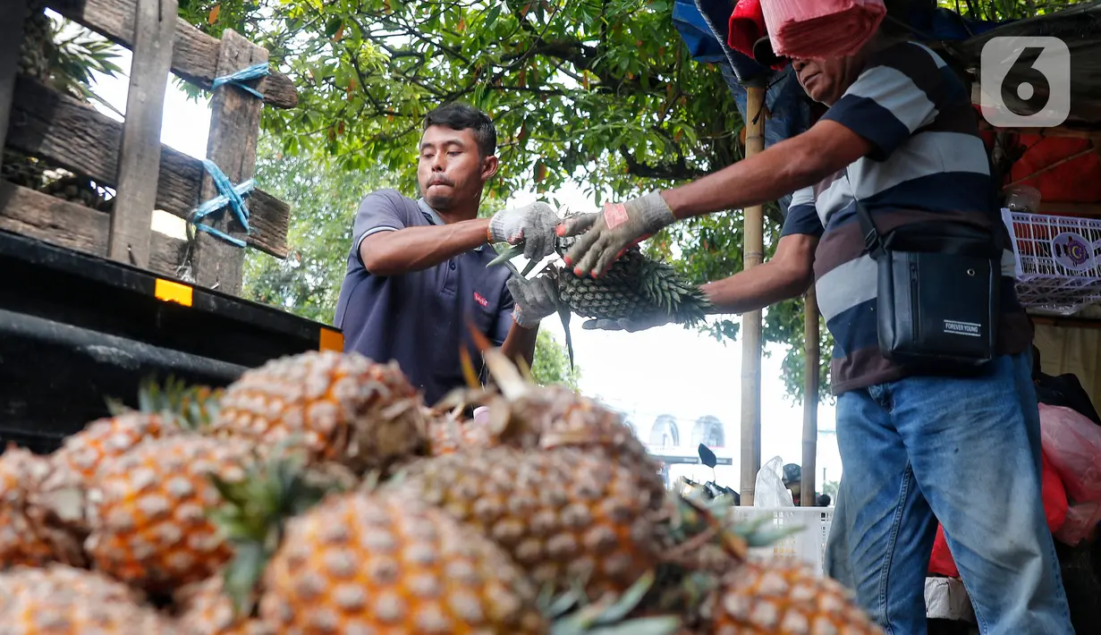 Pedagang menata buah nanas yang akan dijual di kawasan Ciledug, Kota Tangerang, Kamis (6/4/2023). (Liputan6.com/Angga Yuniar)