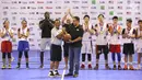 Gubernur DKI Jakarta Anies Baswedan memberikan penghargaan Teacher of the Year kepada Johan Latupapua pada Jr. NBA Indonesia Camp 2019 di Cilandak, Jakarta, Minggu (31/3). Anies mengapresiasi inisiatif dari Jr. NBA Asia yang telah mendukung dan mengawasi para guru. (Liputan6.com/Fery Pradolo)