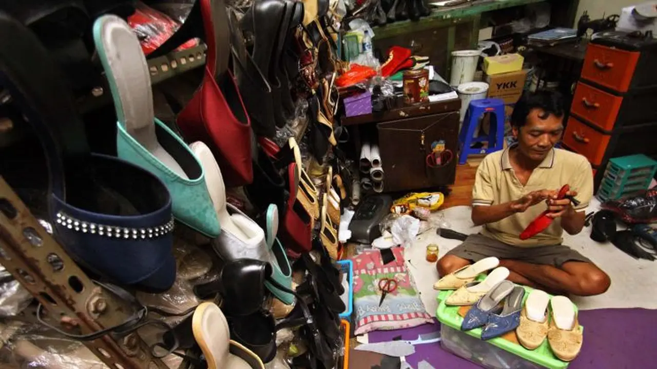 Joko Semedi, pengrajin selop manten mengamati proses pengerjaan produknya. (Liputan6.com/Dhita)