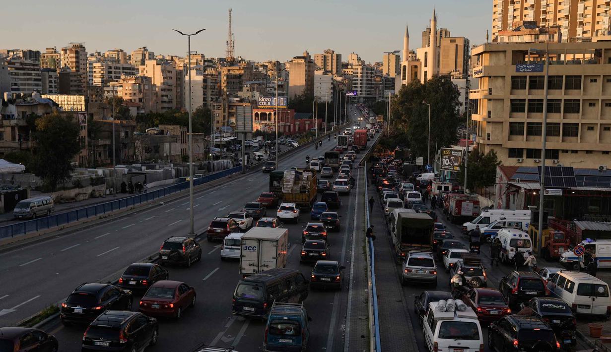 Mobil-mobil terjebak kemacetan di jalan raya saat gelombang warga mengungsi akibat serangan udara Israel di Dahiyeh, pinggiran selatan Beirut, Lebanon, Kamis 5 Maret 2026. Serangan dan ancaman Israel memicu krisis pengungsian massal di Lebanon selatan. Puluhan ribu warga terpaksa meninggalkan rumah mereka. (AP Photo/Bilal Hussein)