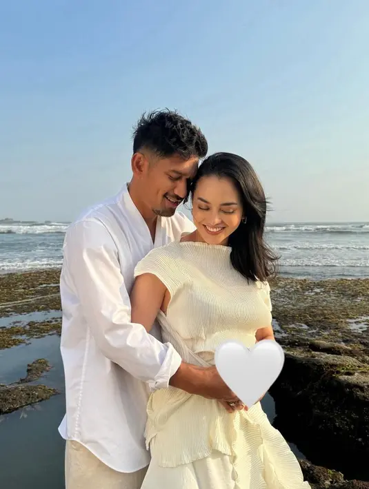 Saat membagikan kabar bahagia tersebut, Ibnu Jamil tampak memeluk Ririn Ekawati dari belakang. Sedangkan tangannya memegang perut sang istri. [Instagram/ririnekawati]