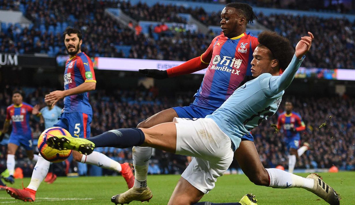 Dengan harga mahal, Aaron Wan-Bissaka harus mampu membuktikan kapasitasnya bersama Manchester United. (Photo by Oli SCARFF / AFP)