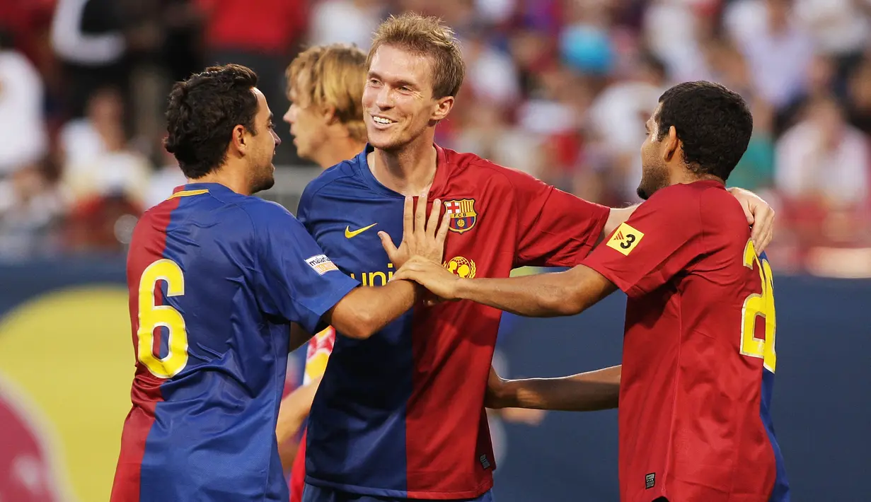 Aleksandr Hleb. Gelandang serang Belarusia yang kini berusia 41 tahun dan telah pensiun pada Maret 2020 bersama VfB Stuttgart ini tercaatat pernah 4 musim membela Barcelona mulai 2008/2009 hingga 2011/2012 usai didatangkan dari Arsenal dengan nilai transfer 17 juta euro. Nyatanya ia hanya tampil 1 musim bersama Barcelona dan 3 musim terakhir dipinjamkan ke Stuttgart, Birmingham, dan Wolfsburg akibat gagal mendapat tempat utama di lini tengah Barcelona. Pada tengah musim 2011/2012 ia dilepas gratis ke KS Samara dan hanya tampil dalam 36 laga di semua ajang bareng Barcelona dengan torehan 3 assist. (AFP/Getty Images/Mike Stobe)
