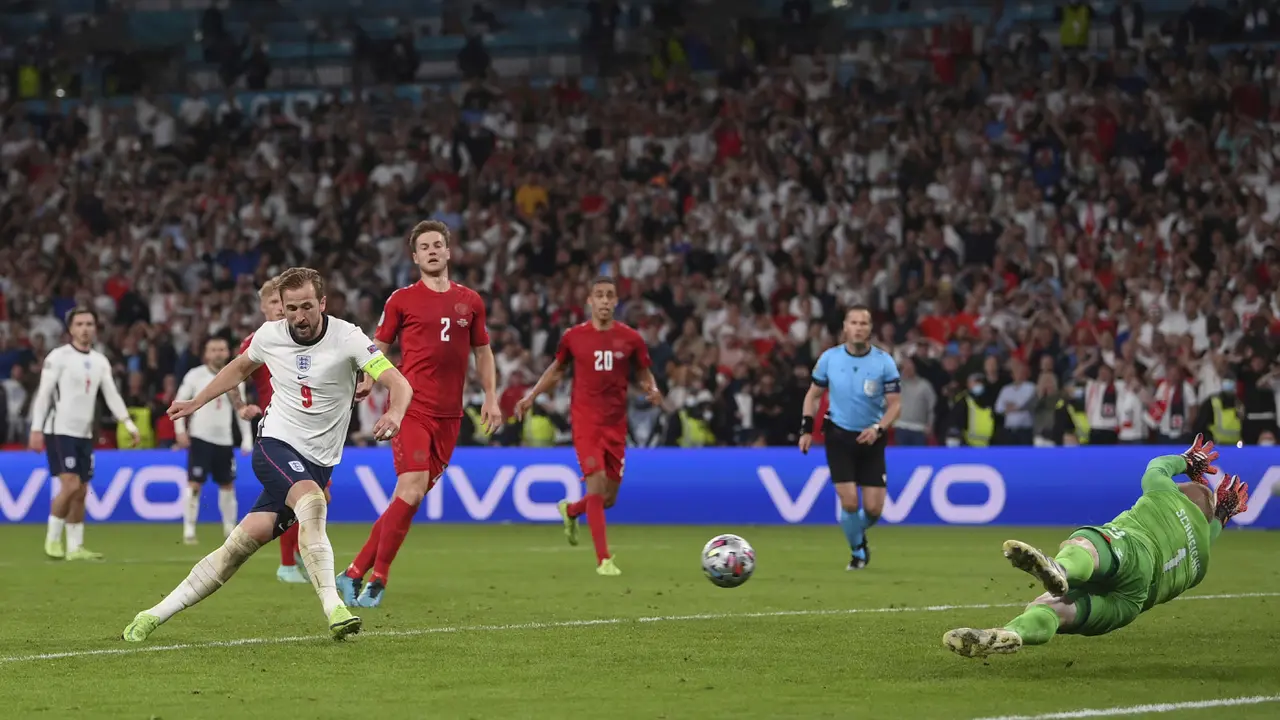 Foto Piala Eropa: Singa Berhasil Menjinakan Dinamit, Inggris Hadapi Italia di Final Euro 2020