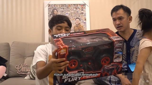 7 Momen Betrand Peto Buka Kado Sunatan, Masih Pakai Sarung