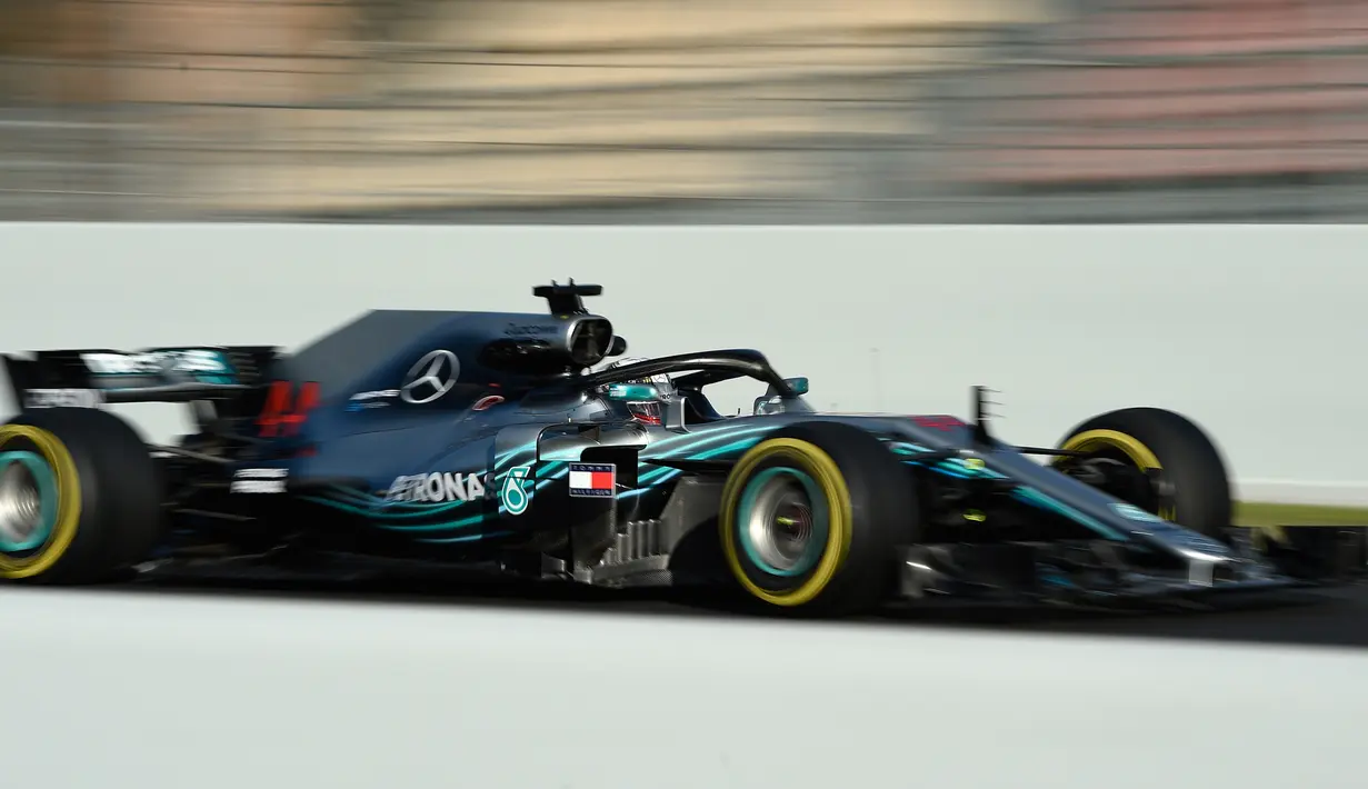 Pembalap Mercedes Lewis Hamilton memacu mobilnya saat tes pramusim di Sirkuit de Catalunya, Spanyol (6/3). Menjelang musim baru, Hamilton bersiap menjalani musim keenammya bersama Mecedes. (AFP Photo/Lluis Gene)