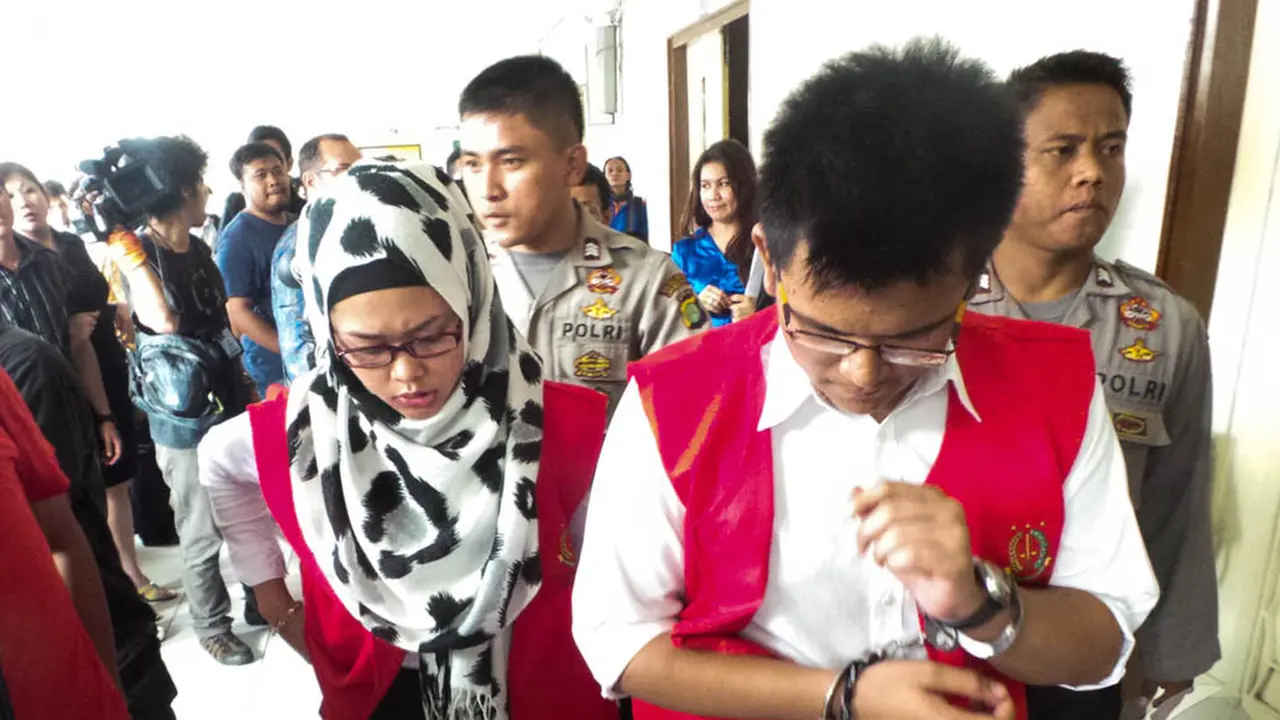 Wajah Kuyu Pembunuh Ade Sarah Saat Sidang Ditunda