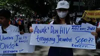 Peserta aksi Hari AIDS Sedunia di depan Balai Kota Malang membawa poster tuntutan kepada pemerintah agar memperhatikan anak dengan HIV/AIDS (Liputan6.com/Zainul Arifin)