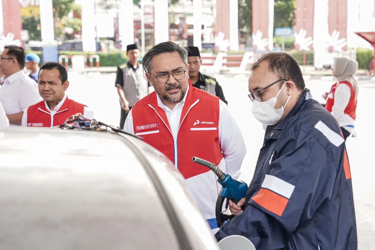 Komisaris Independen Pertamina Patra Niaga, Prabunindya Revta Revolusi saat meninjau Rest Area KM 57. Dia memastikan kesiapan layanan BBM dan lainnya oleh Pertamina Patra Niaga. Dok PPN