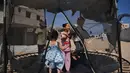Anak-anak pengungsi Palestina bermain trampolin di sebuah kamp tenda selama Hari Raya Idul Adha di Khan Younis, Jalur Gaza, Rabu 27 Mei 2026. (AP Photo/Abdel Kareem Hana)