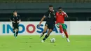 <p>Pemain Timnas Indonesia, Ricky Kambuaya (kiri) berebut bola dengan pemain Burundi pada laga kedua persahabatan FIFA Matchday di Stadion Patriot Candrabhaga, Bekasi, Selasa (28/3/2023) malam WIB. (Bola.com/M Iqbal Ichsan)</p>