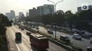 Kendaraan melintasi jalan tol di Jakarta, Kamis (27/8/2020). Gubernur DKI Jakarta Anies Baswedan mengusulkan agar Tol Dalam Kota dapat dilintasi oleh pengendara sepeda jenis road bike karena banyak masyarakat yang berolahraga dan menjadikan sepeda sebagai gaya hidup. (Liputan6.com/Immanuel Antonius)