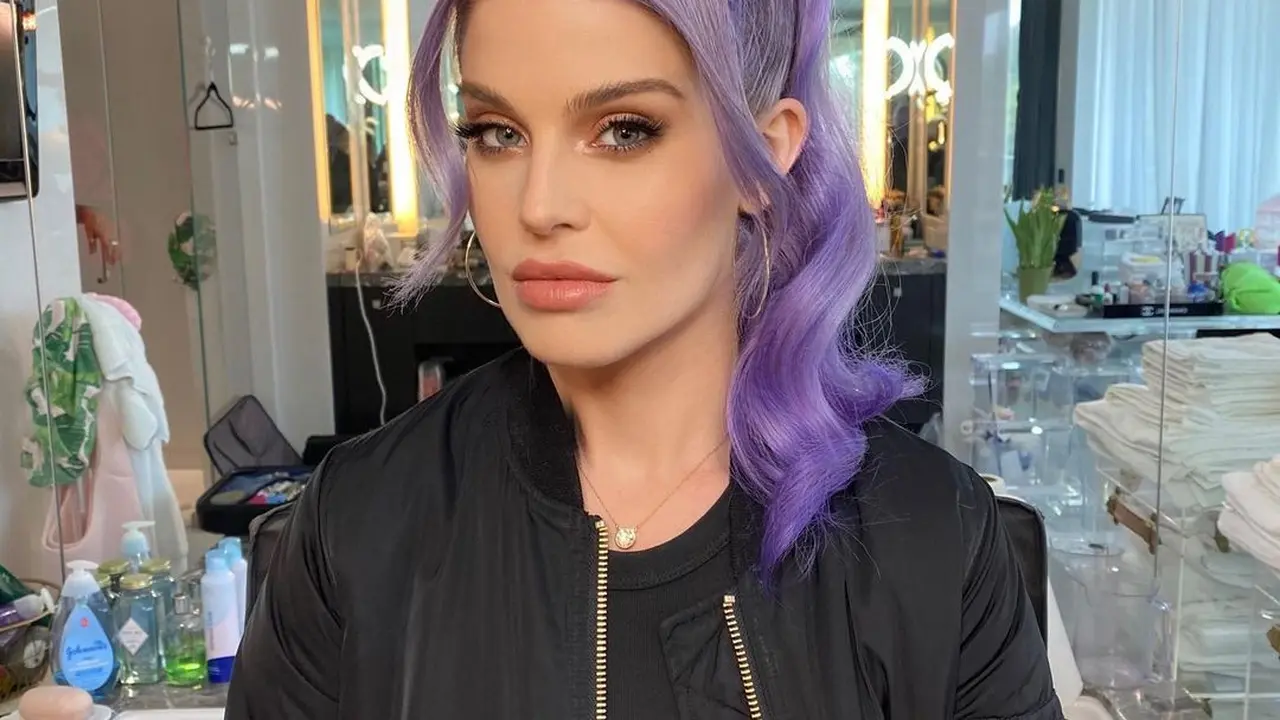Bukan Oplas, Ini Rahasia Kelly Osbourne untuk Tampilan Wajah Lebih Muda