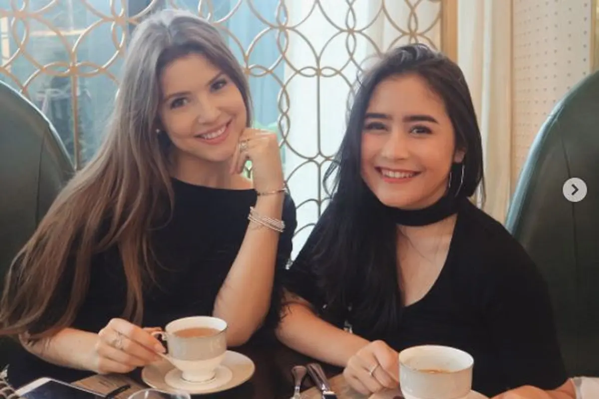 [Bintang] Amanda Cerny dan Prilly Latuconsina
