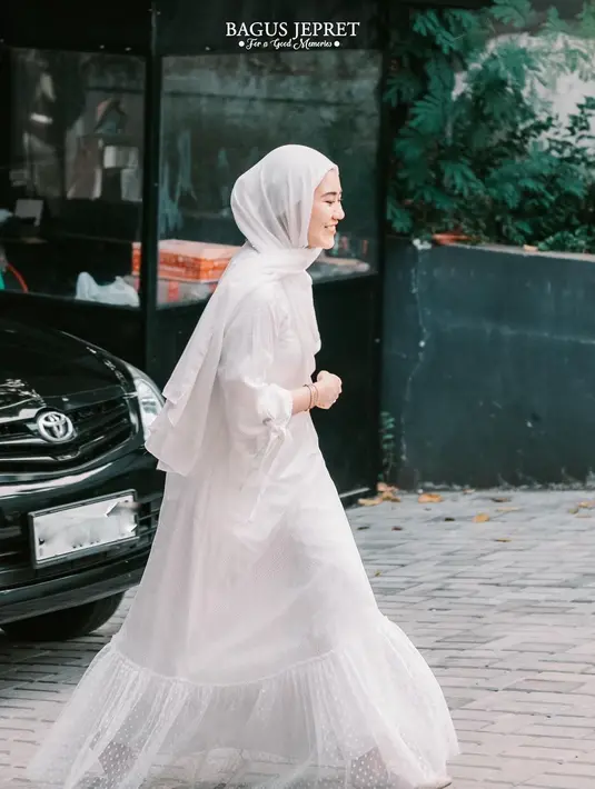Masih ingat penampilan berhijab Aaliyah Massaid ini, Sahabat FIMELA? Aaliyah tampil elegan dalam balutan gamis putih dipadukannya dengan hijab putih polos yang serasi. [Foto: Instagram/aaliyah.massaid]