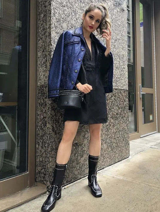 Tak melulu warna hitam, jaket kulit juga tampak stylish dengan warna navy seperti yang dikenakan Cinta Luara. Kombinasikan dengan dress, slingbag, dan boots hitam untuk melengkapi penampilanmu. (@claurakiehl)
