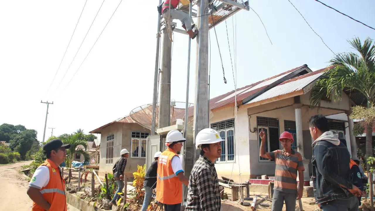 Butuh perjuangan bagi petugas PLN untuk melistriki  Pongok dan Celagen. (Dok PLN)