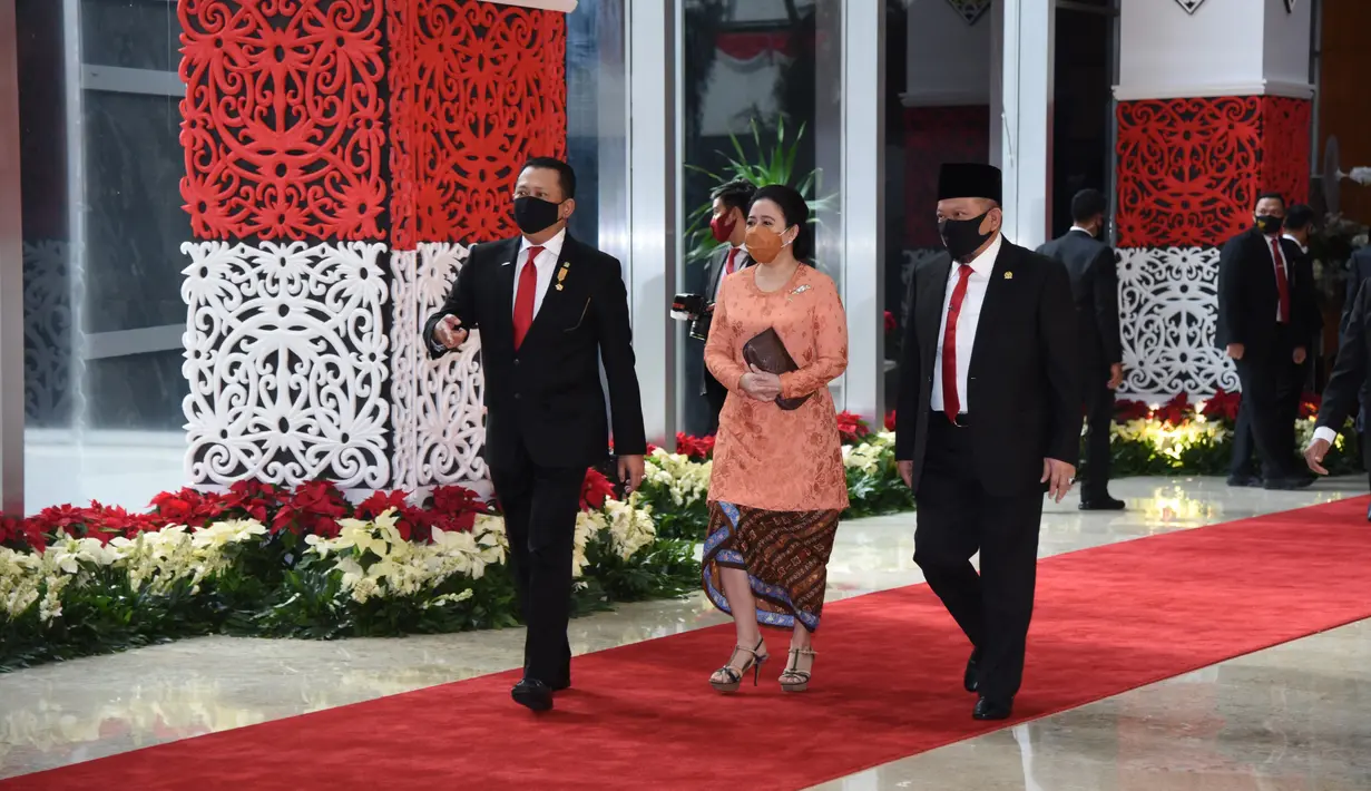 Ketua MPR Bambang Soesatyo (kiri) bersama Ketua DPR RI Puan Maharani (tengah) dan Ketua DPD La Nyalla Mattalitti saat tiba menghadiri sidang tahunan MPR RI di Gedung Nusantara Kompleks Parlemen Jakarta, Jumat (14/8/2020). (Pool/BiroPemberitaanParlemen)