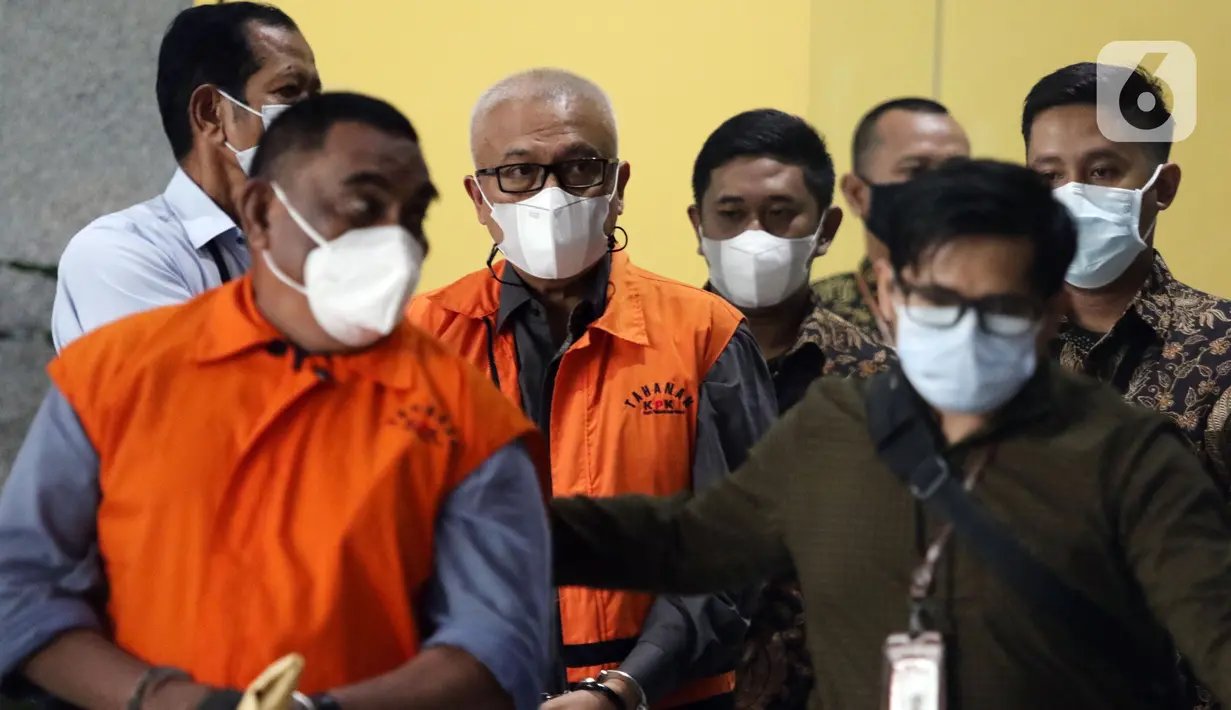 Mantan Bupati Buru Selatan, Tagop Sudarsono Soulisa (tengah) jelang rilis penahanan di Gedung KPK, Jakarta, Rabu (26/1/2022). Tagop S S ditetapkan sebagai tersangka suap, gratifikasi, dan TPPU terkait pengadaan barang jasa di Kab Buru Selatan tahun 2011-2016. (Liputan6.com/Helmi Fithriansyah)