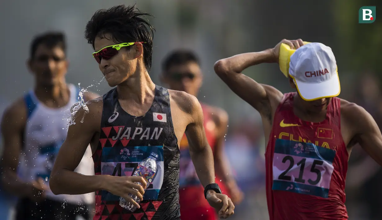 Pejalan cepat Jepang, Satoshi Maruo, saat menyelesaikan lomba nomor jalan cepat 50 kilometer cabang atletik Asian Games XVIII di Senayan, Jakarta, Kamis (29/8/2018). Dirinya finish posisi keempat. (Bola.com/Vitalis Yogi Trisna)