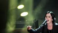 Penampilan vokalis The Cranberries, Dolores O’Riordan pada Festival Musik Sanremo ke-62 di Australia pada 18 Februari 2012. Dolores merupakan sosok frontman sekaligus vokalis yang sukses membawa karir Cranberries melesat di era 90an. (TIZIANA FABI/AFP)