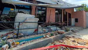 Sebuah bangunan rusak terlihat pasca gempa berkekuatan magnitudo 6,7 di Palu, Sulawesi Tengah, Selasa 16 Juni 2026. (MUHAMMAD RIFKI/AFP)
