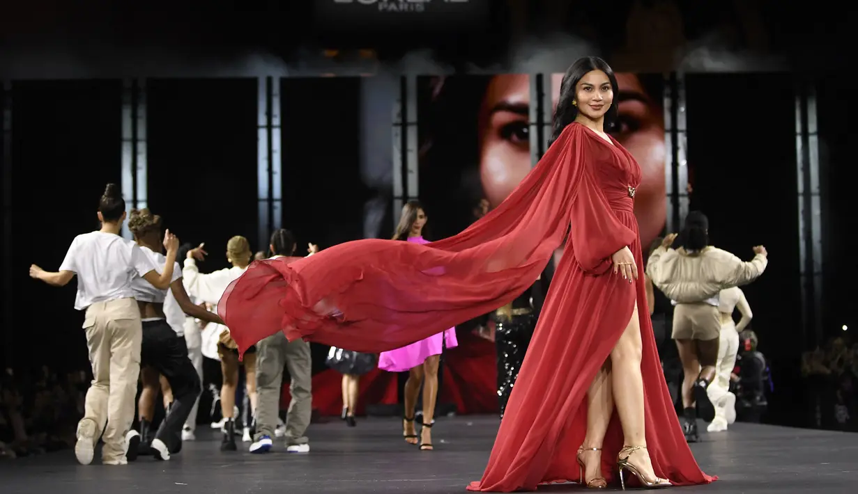 Ariel Tatum berlenggang di catwalk mengenakan kreasi untuk koleksi busana L'Oreal Spring/Summer 2023 yang disajikan selama Paris Fashion Week di Paris pada Minggu, 2 Oktober 2022. Penampilan Ariel Tatum makin memikat dengan rambut hitam panjangnya yang terurai. (AFP/JULIEN DE ROSA)