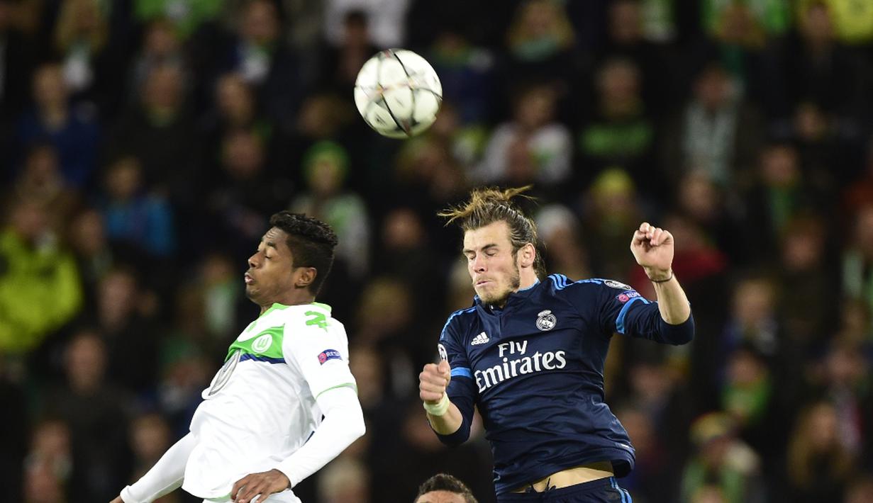 Duel antara pemain Wolfsburg, Bruno Henrique, dengan pemain Real Madrid, Gareth Bale, pada leg pertama perempat final Liga Champions di Volkswagen Arena, Wolfsburg, Kamis (7/4/2016) dini hari WIB. (AFP/John Macdougall)